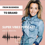 Podcast cover van "Super Vibes Podcast" met een vrouw op de voorgrond en de tekst "From Business to Brand".