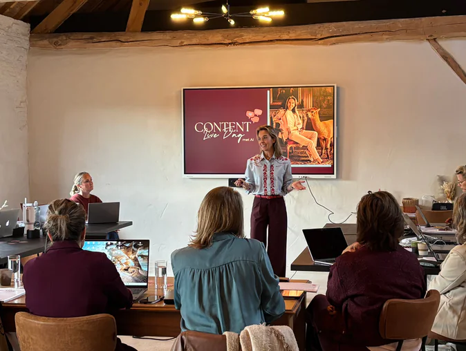 Een vrouw presenteert een content marketing-strategie aan een groep mensen tijdens een evenement.
